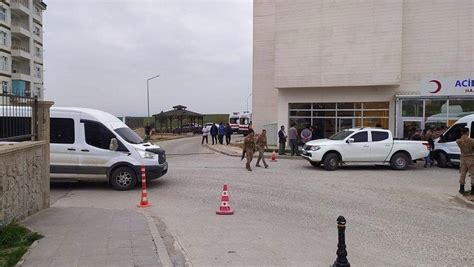 H­a­s­t­a­n­e­ ­Ö­n­ü­n­d­e­ ­J­a­n­d­a­r­m­a­ ­B­e­k­l­i­y­o­r­:­ ­D­i­y­a­r­b­a­k­ı­r­­d­a­ ­İ­k­i­ ­A­i­l­e­ ­A­r­a­s­ı­n­d­a­ ­S­i­l­a­h­l­ı­ ­K­a­v­g­a­